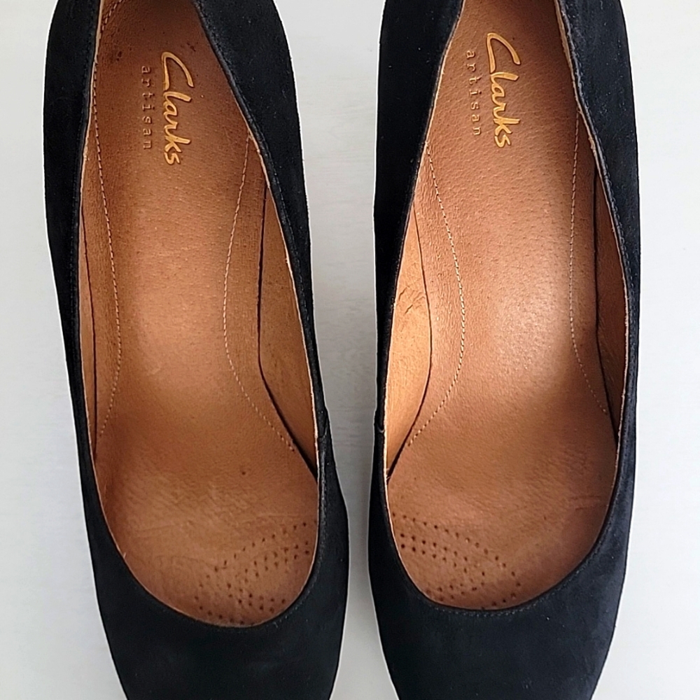 Womens black suede pumps